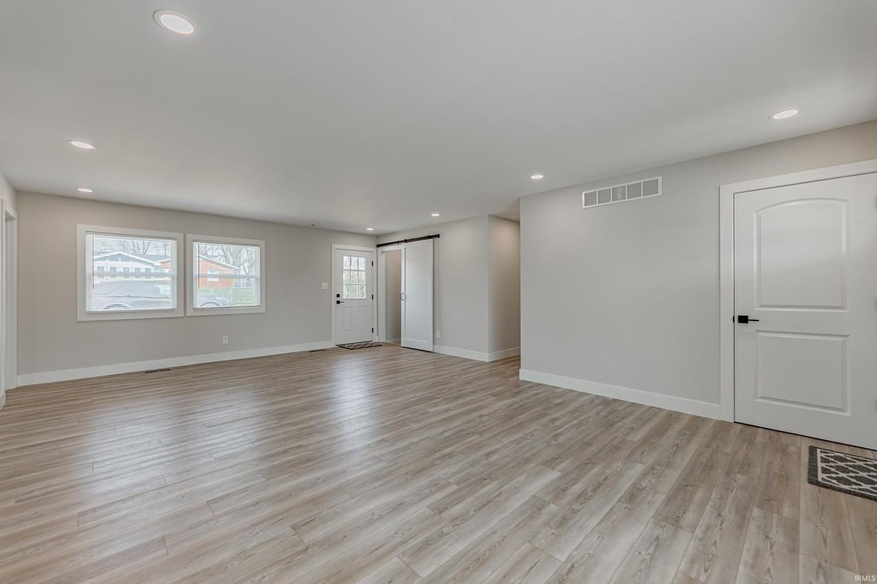 911 Mayfair Dr - Photo 3 of 36