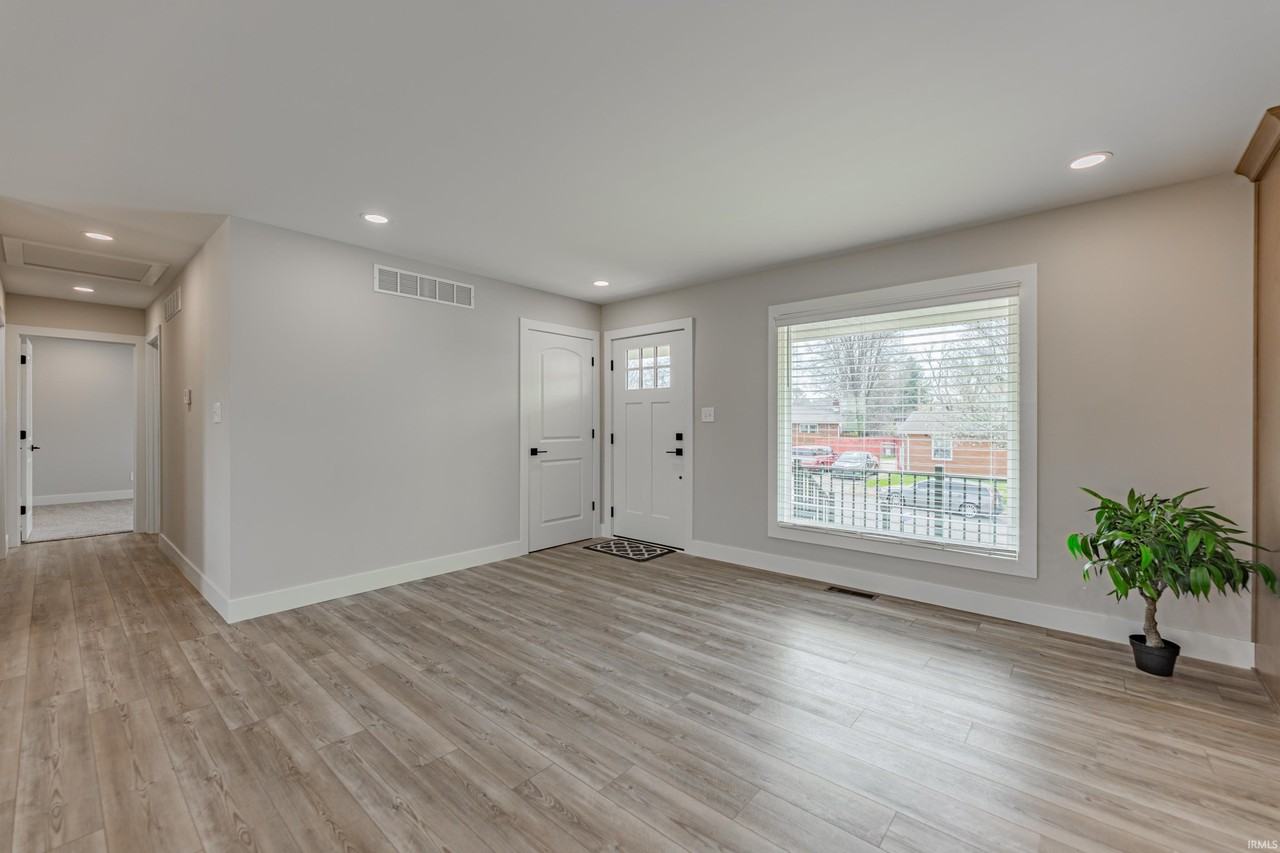 911 Mayfair Dr - Photo 4 of 36