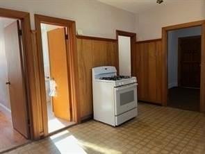 205 Franklin St - Photo 6 of 14