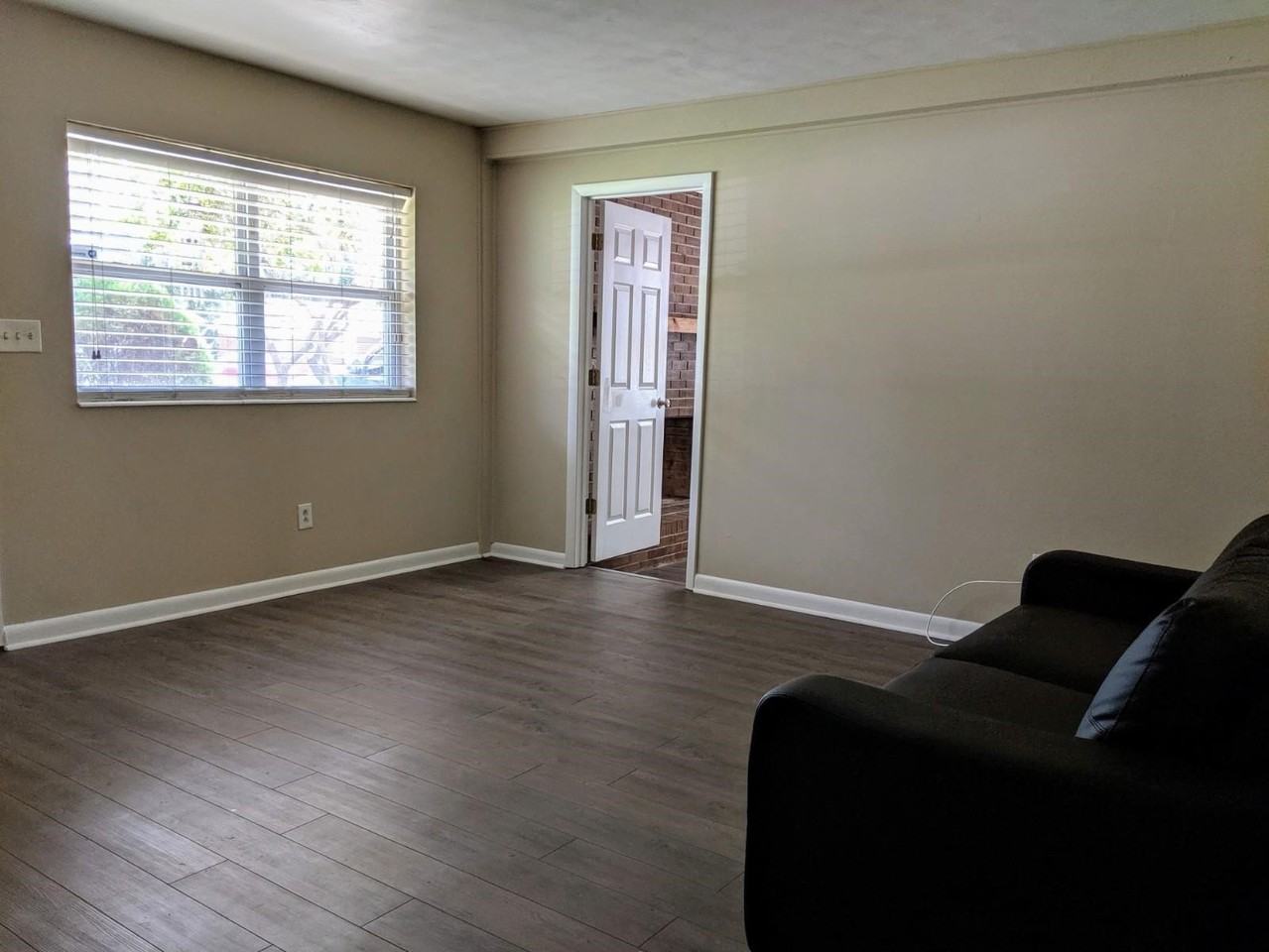 806 Essex Dr - Photo 2 of 12