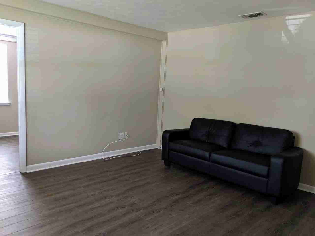 806 Essex Dr - Photo 3 of 12