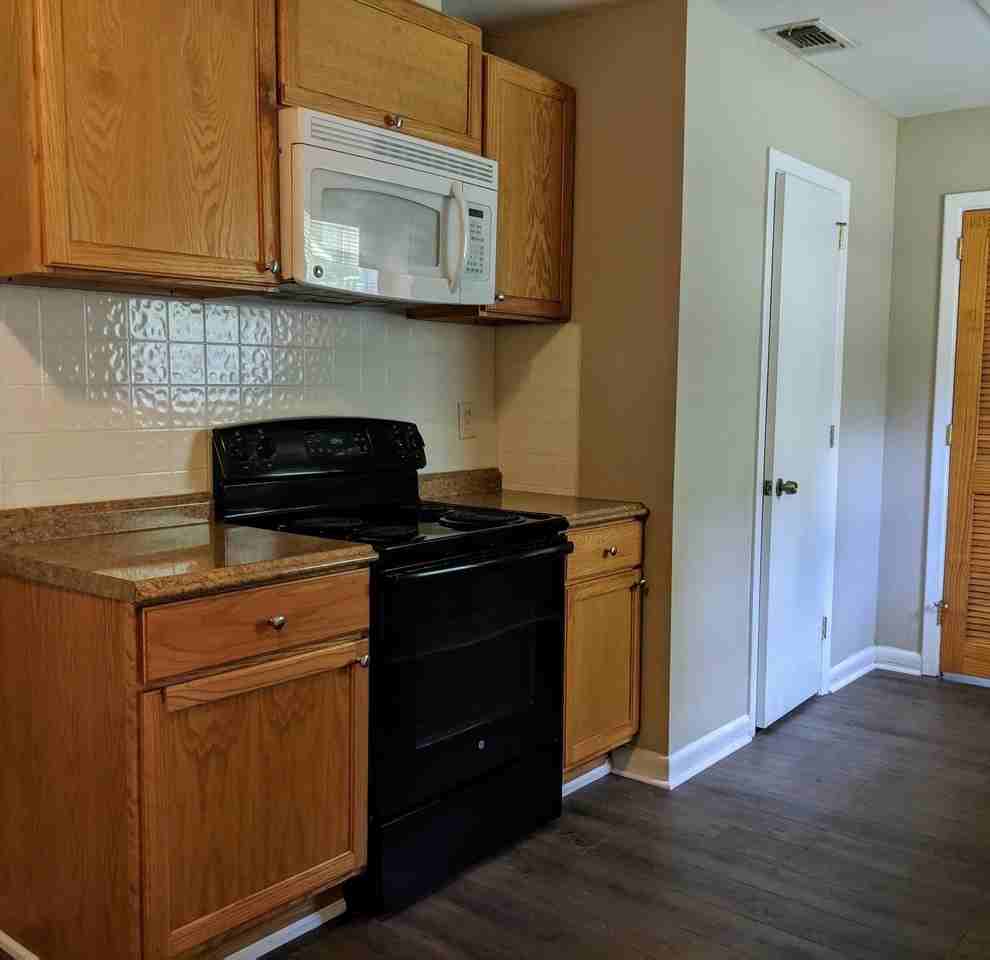 806 Essex Dr - Photo 5 of 12