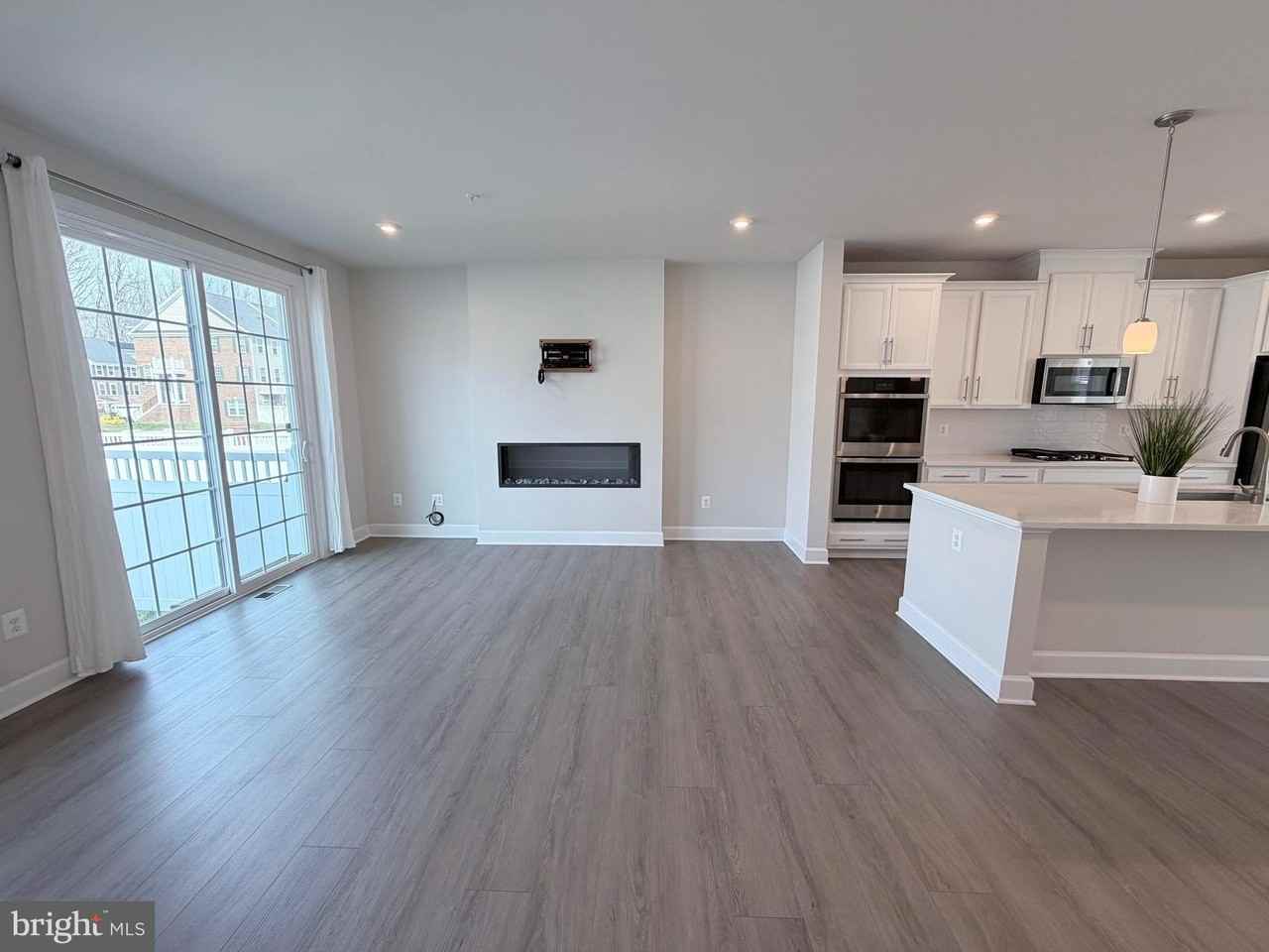 10825 Foxtrot Cir - Photo 3 of 32