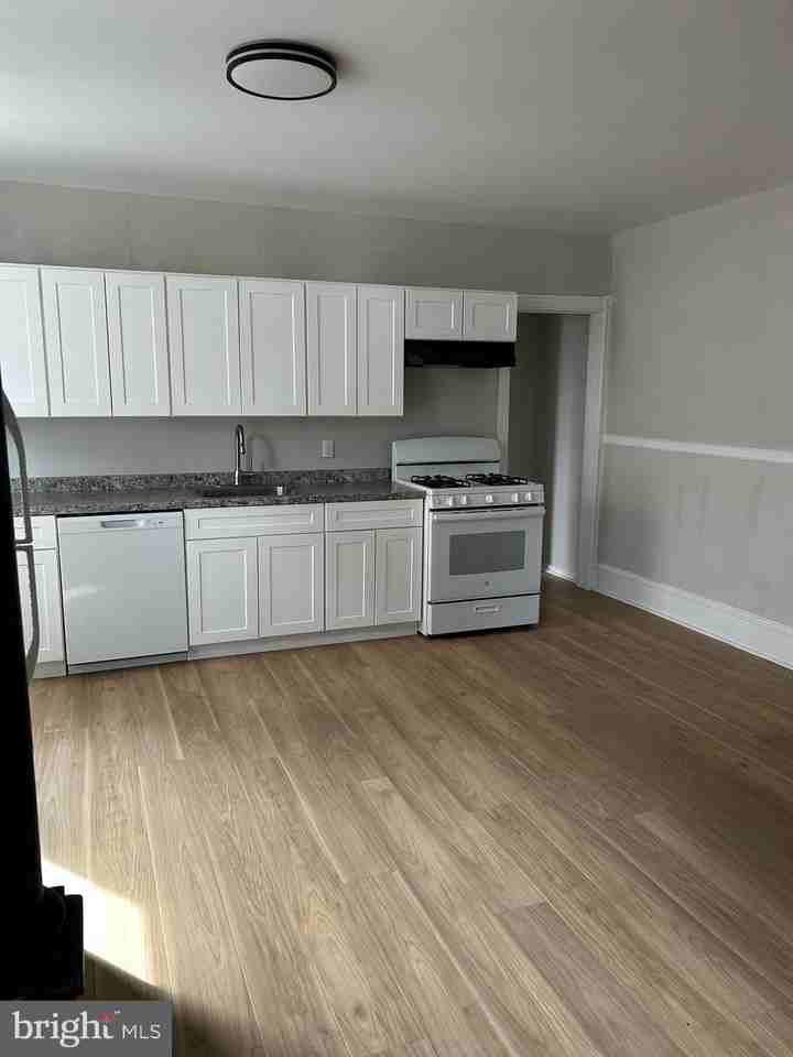 428 Middlesex St - Photo 2 of 4