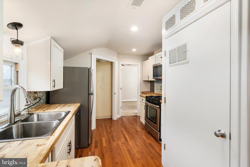 218 Lafayette St - Photo 4 of 18