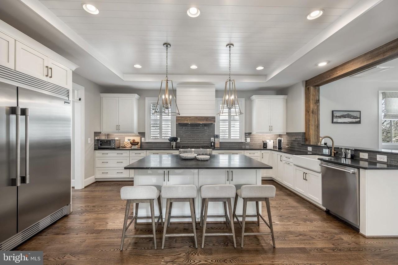 323 S West St - Photo 3 of 50