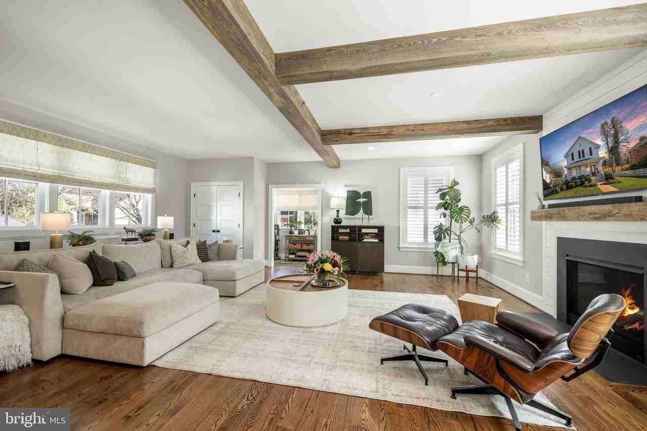 323 S West St - Photo 4 of 50