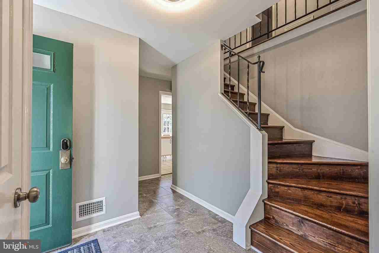 7046 Leestone St - Photo 5 of 48