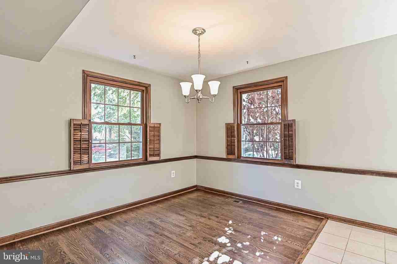 7046 Leestone St - Photo 7 of 48