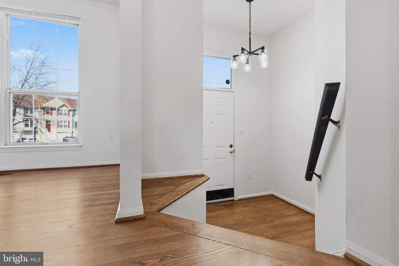 46695 Sandalwood Sq - Photo 2 of 26