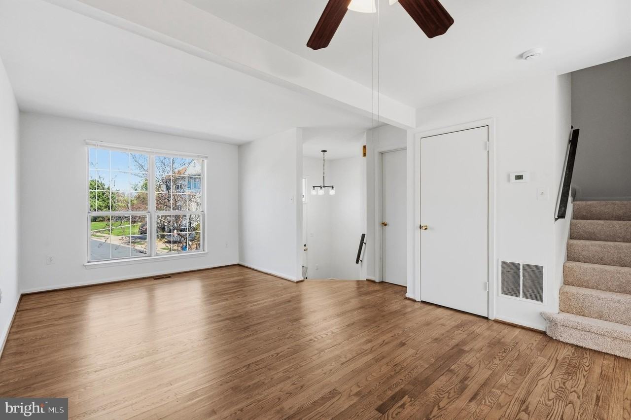 46695 Sandalwood Sq - Photo 3 of 26