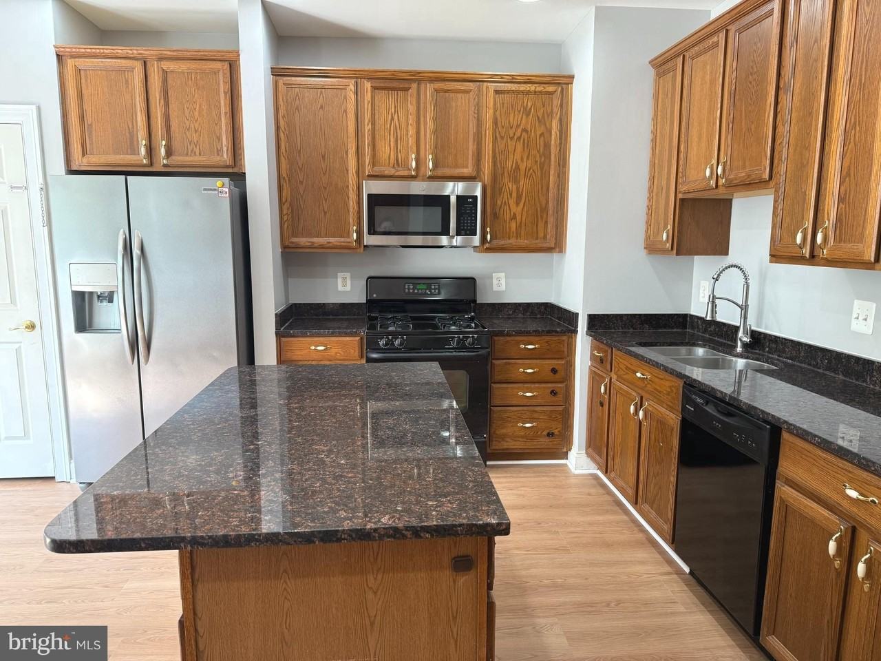 6866 Witton Cir - Photo 3 of 30