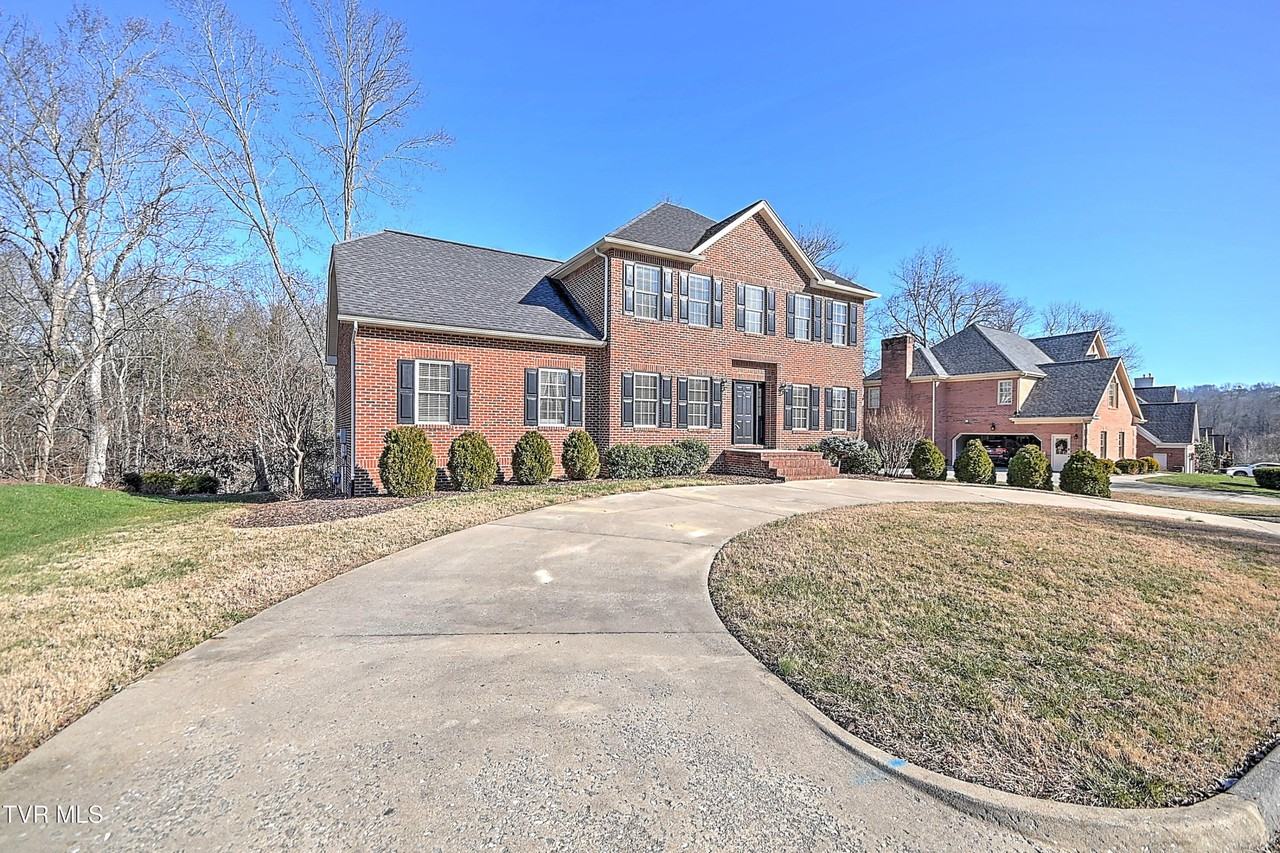 1036 Sussex Dr - Photo 2 of 50