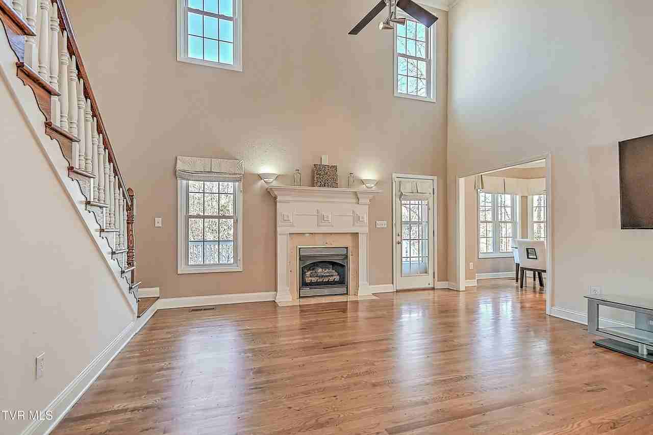 1036 Sussex Dr - Photo 4 of 50