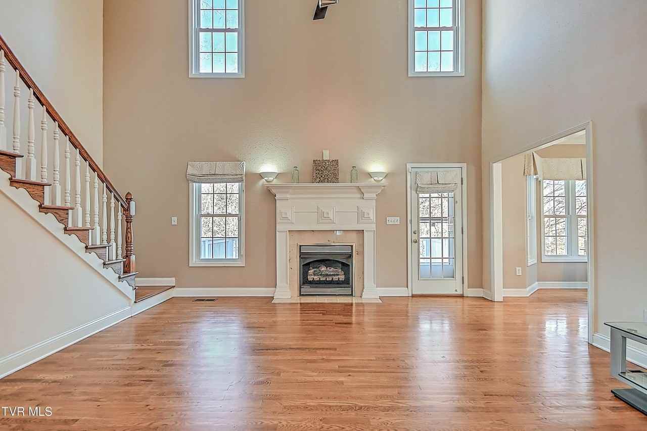 1036 Sussex Dr - Photo 5 of 50