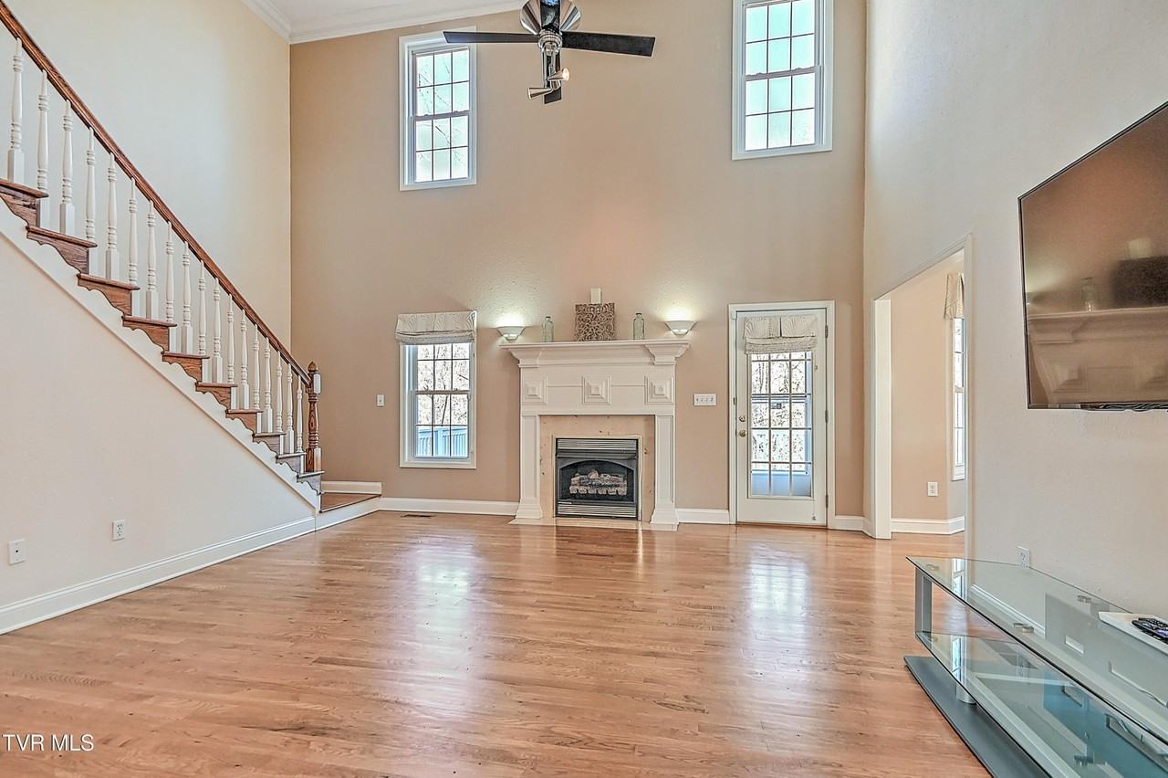 1036 Sussex Dr - Photo 6 of 50