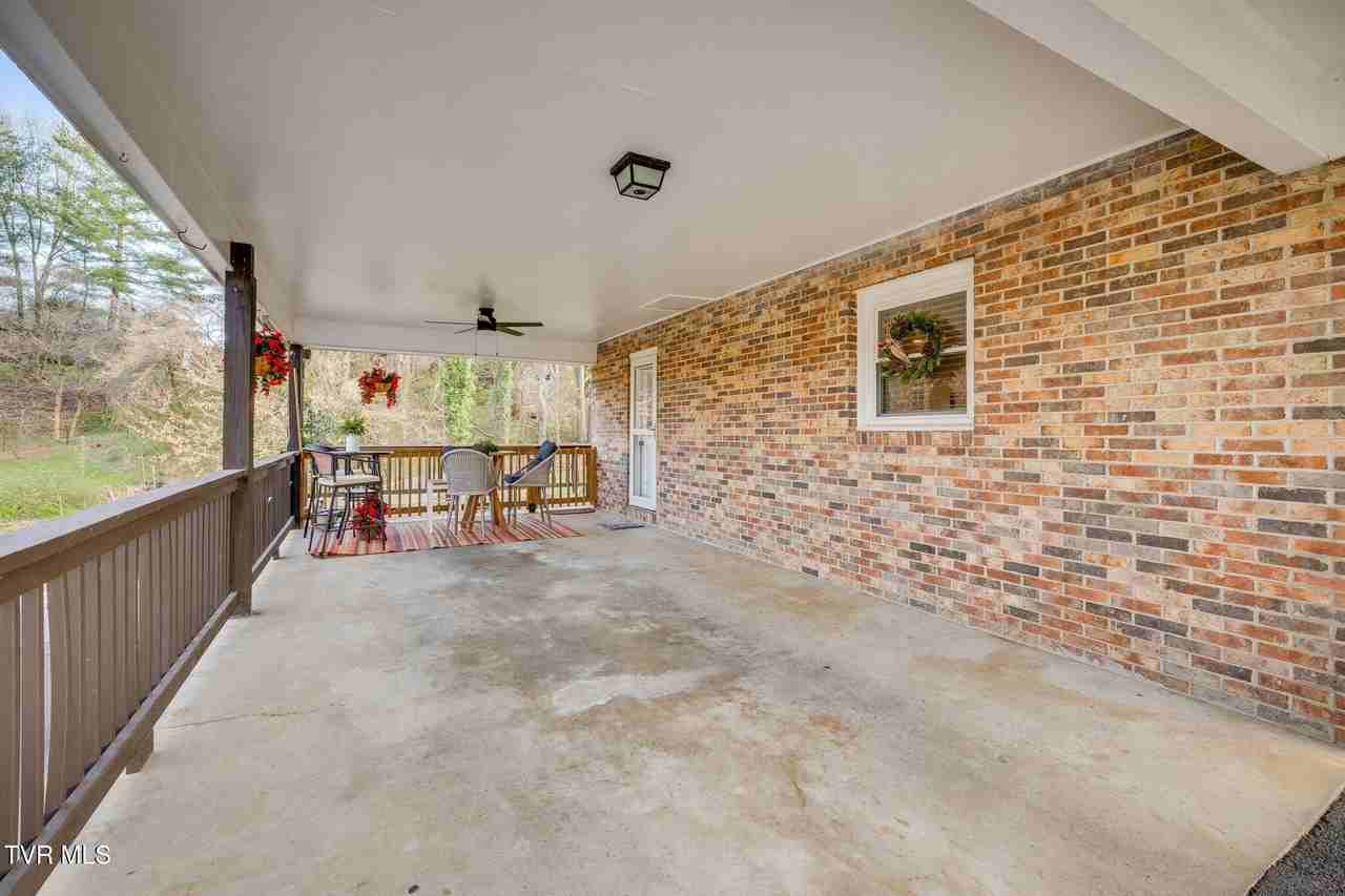 515 Ravenwood Dr - Photo 4 of 30