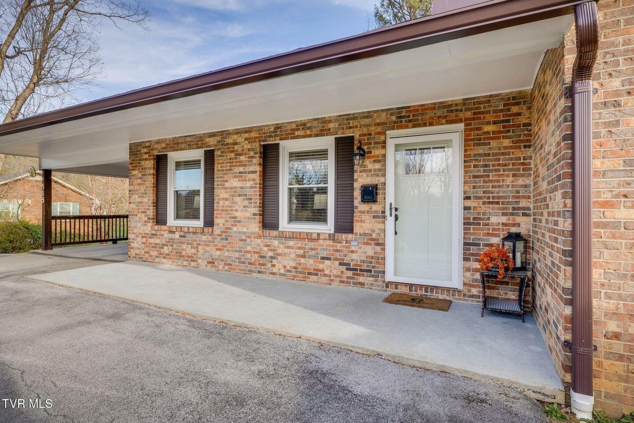 515 Ravenwood Dr - Photo 5 of 30