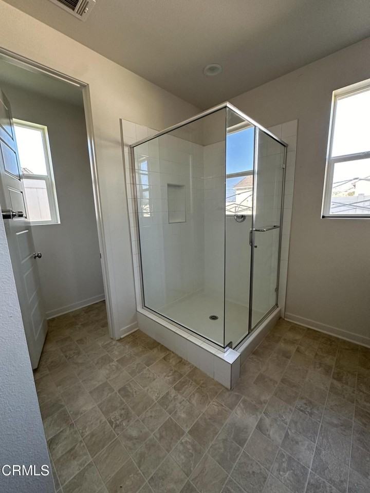 1217 Redbud St - Photo 5 of 8