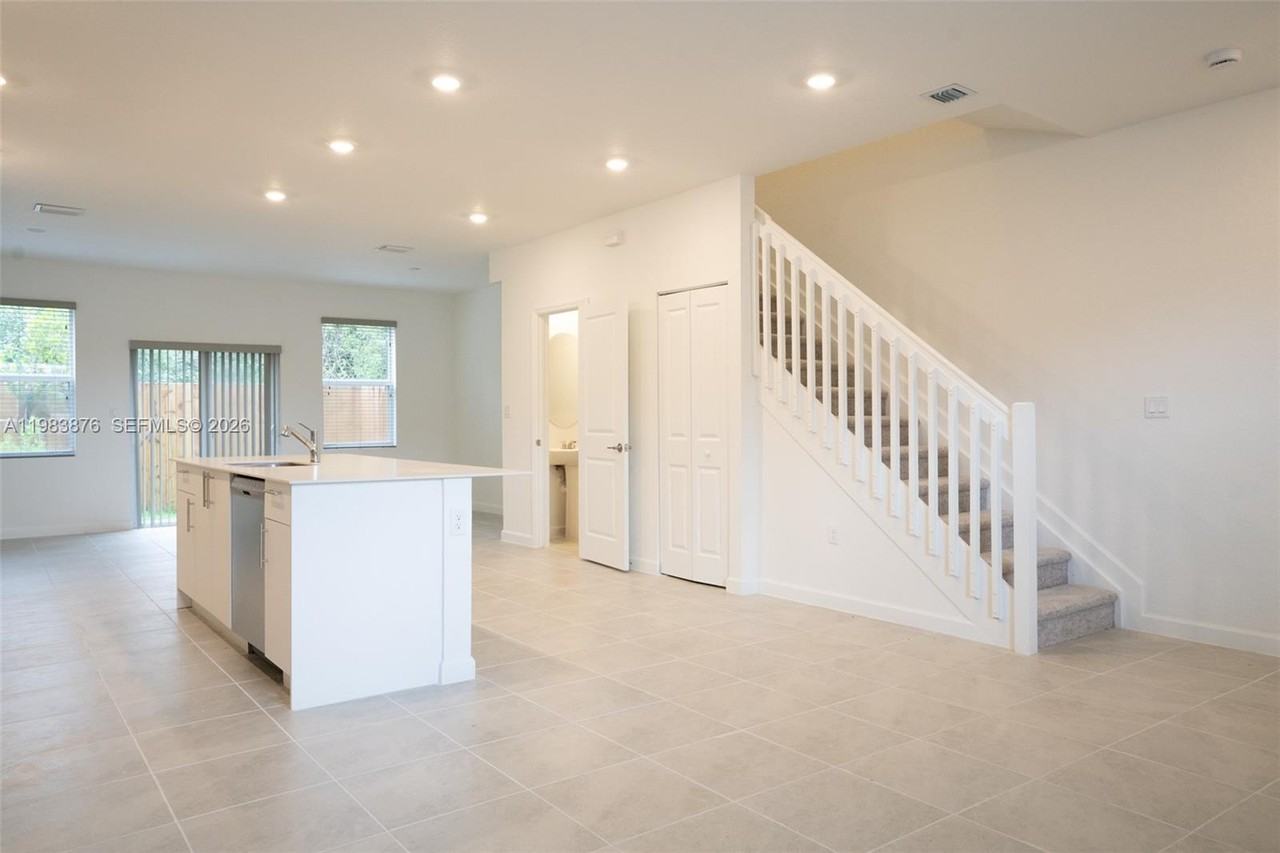 204 Nw 10th St - Photo 2 of 8