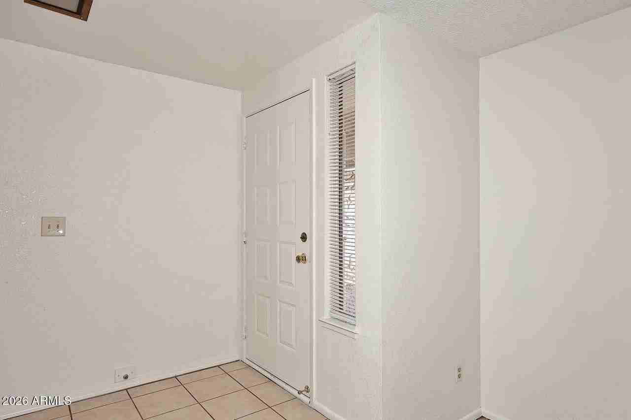 7827 W Jenan Dr - Photo 4 of 39