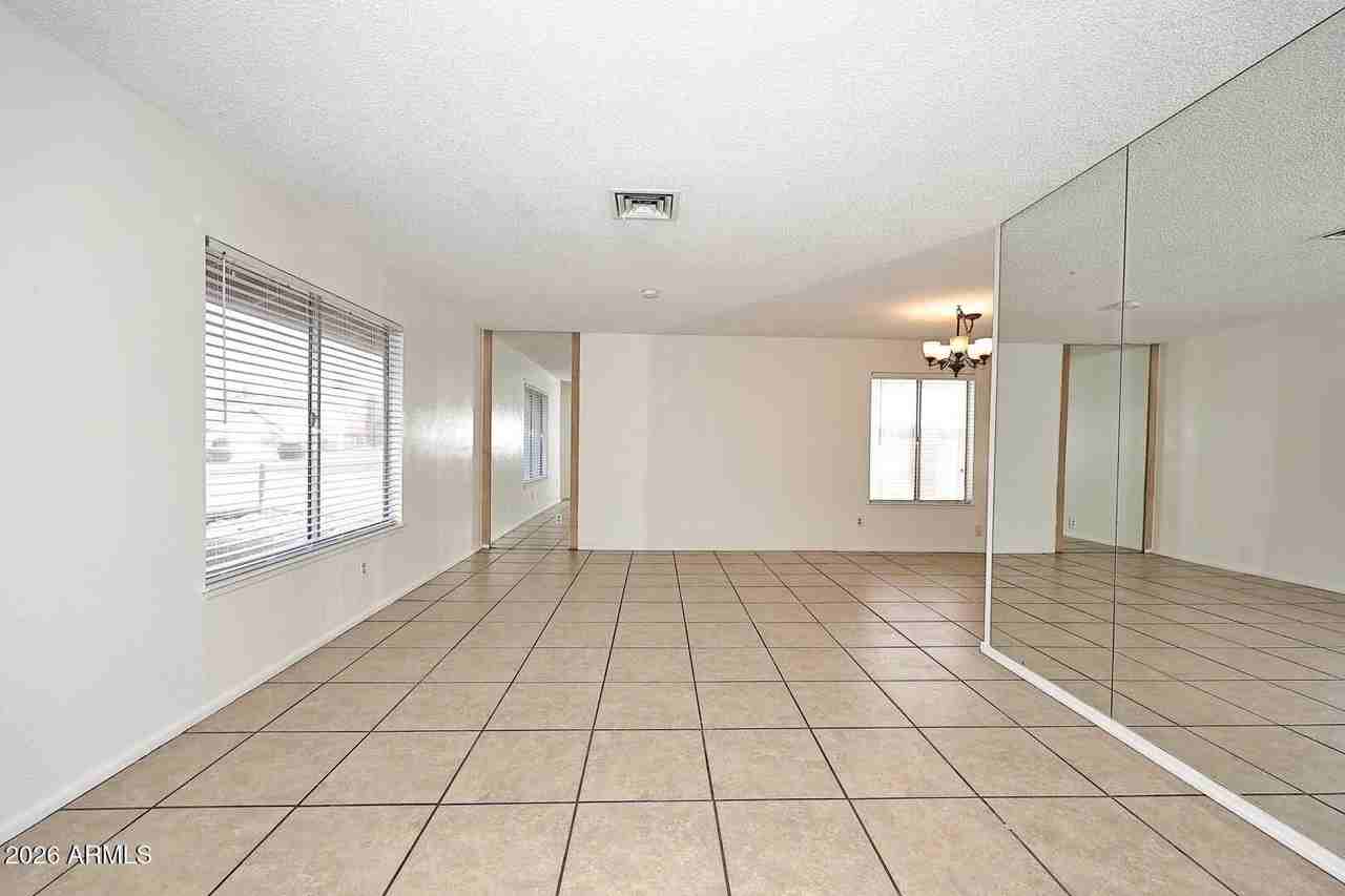 7827 W Jenan Dr - Photo 5 of 39