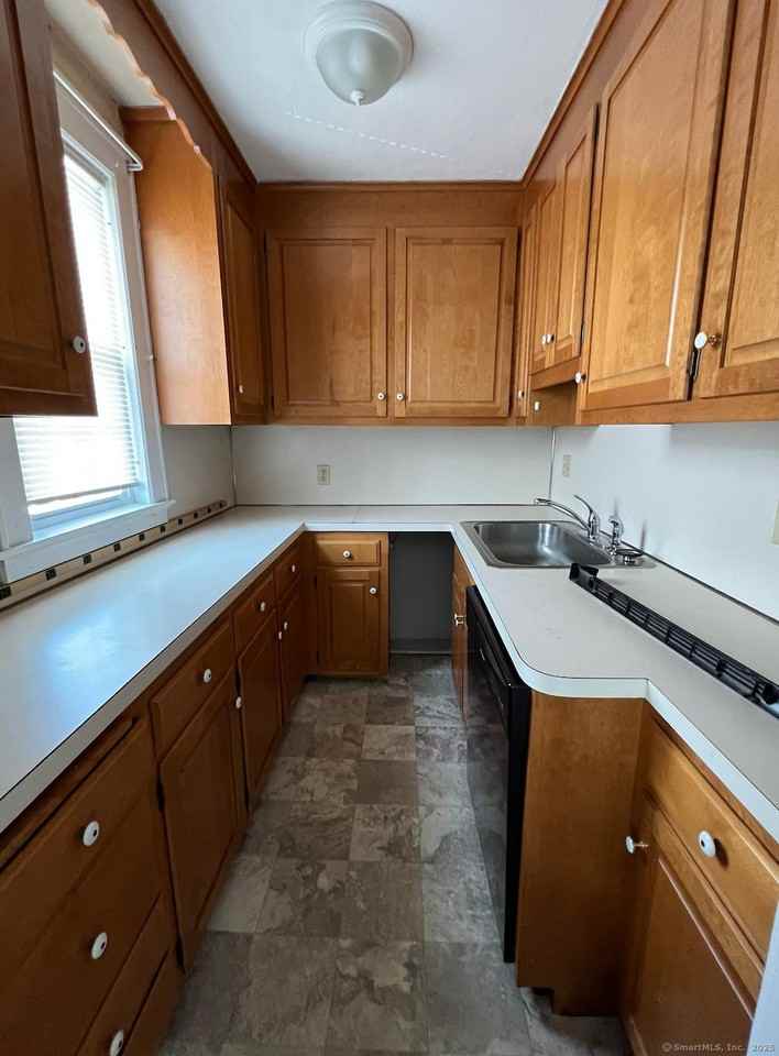 861 Farmington Ave 2nd Fl - Photo 4 of 22