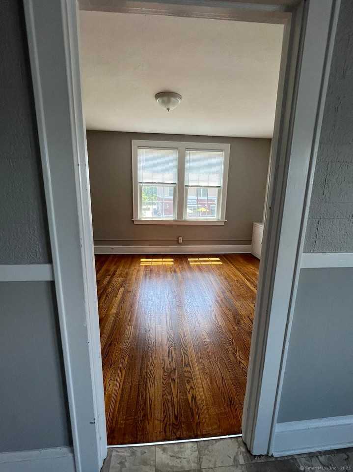 861 Farmington Ave 2nd Fl - Photo 5 of 22