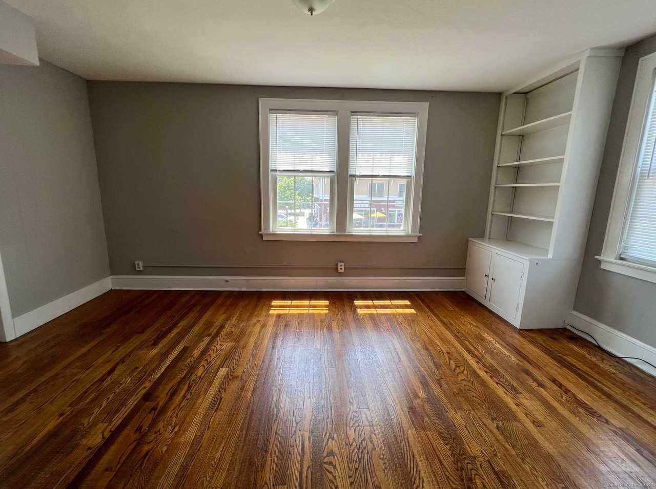 861 Farmington Ave 2nd Fl - Photo 7 of 22