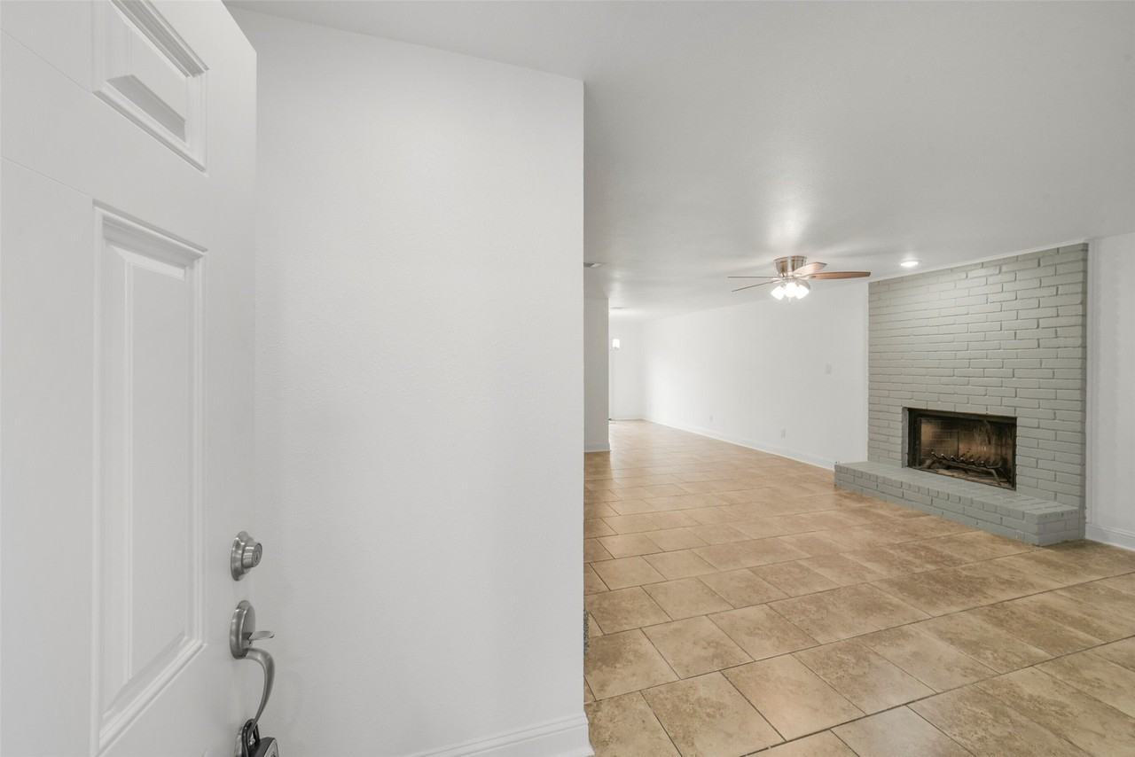 10715 Nobility Dr - Photo 3 of 36