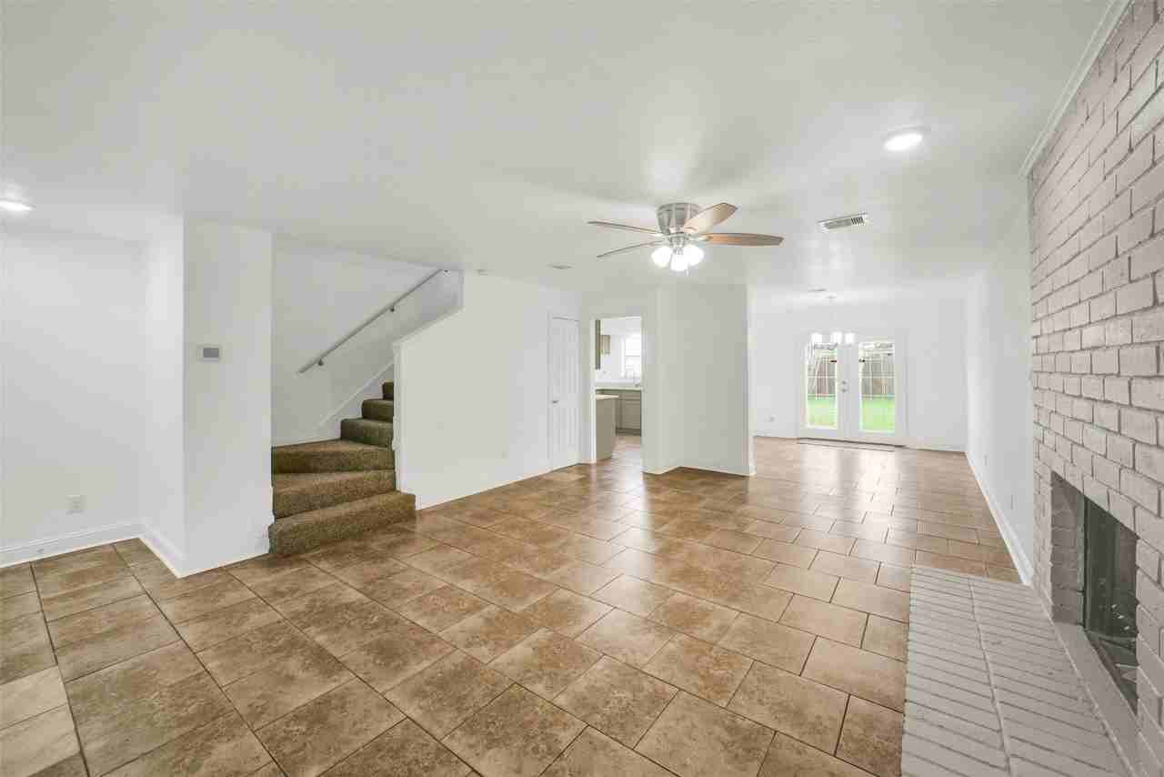 10715 Nobility Dr - Photo 5 of 36