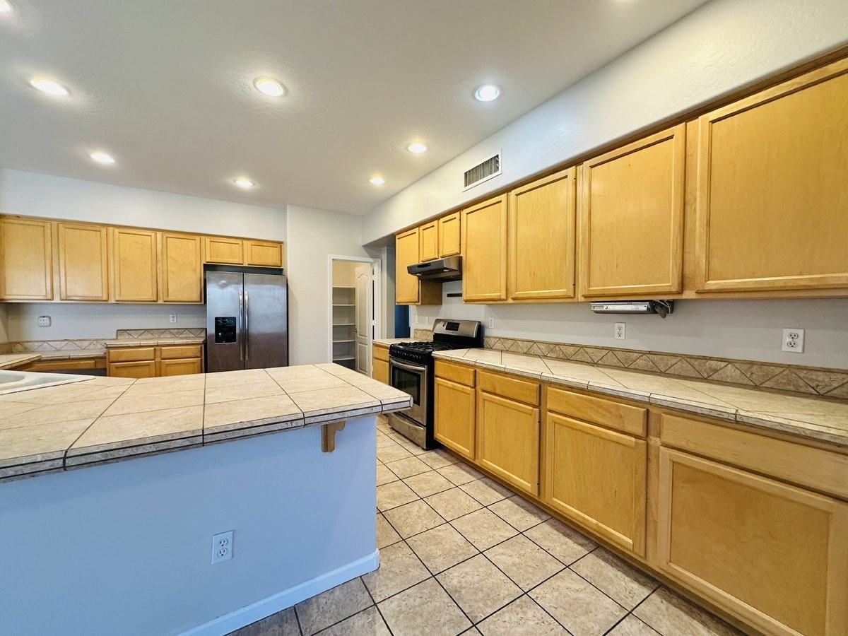 672 W Raven Dr - Photo 7 of 50