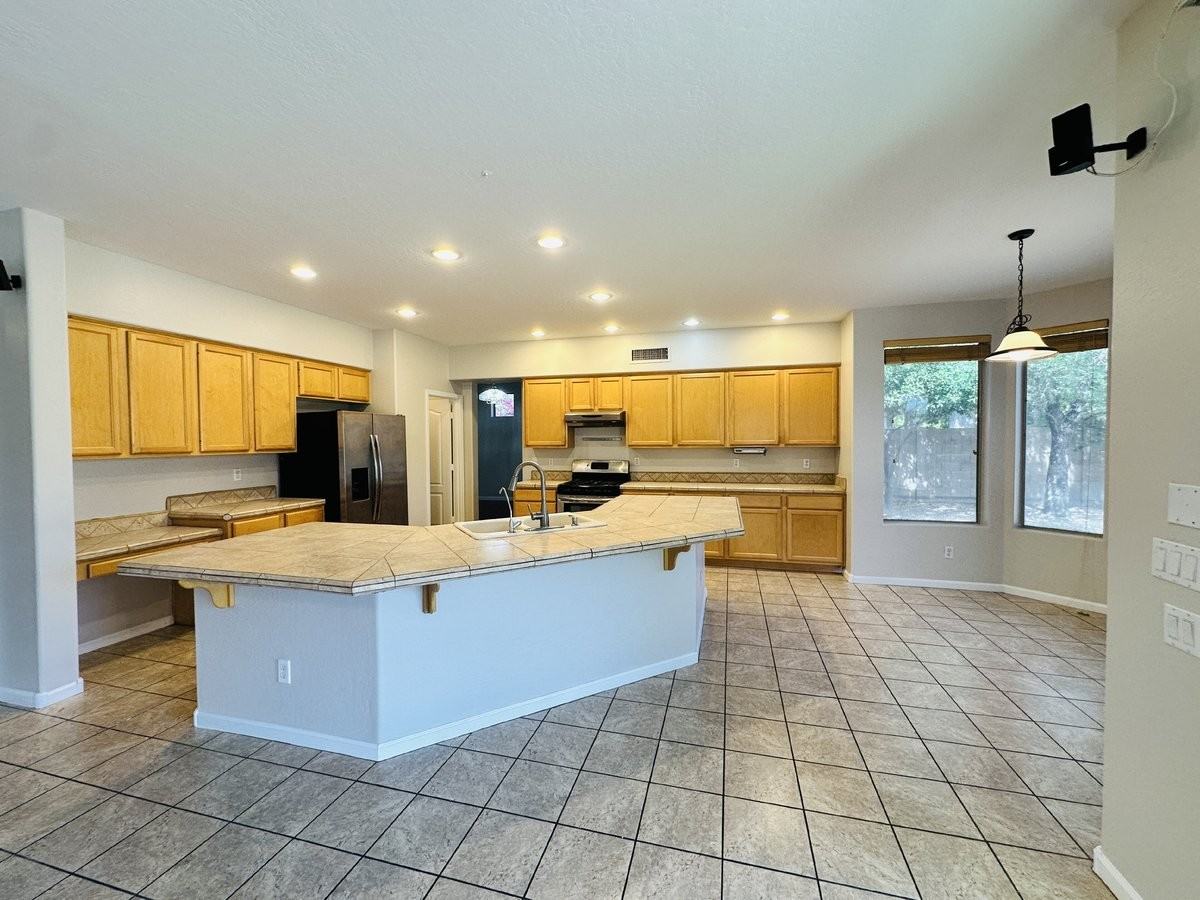 672 W Raven Dr - Photo 7 of 50