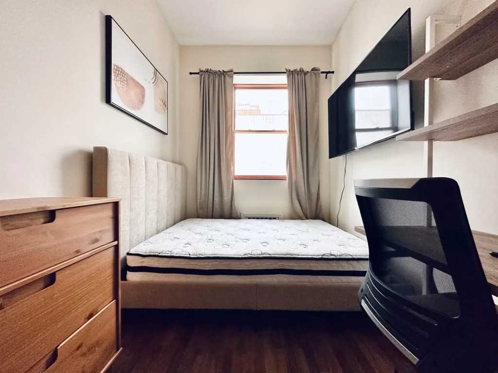 Private Bedroom in 4 Bedroom/1 Bathroom Home - Photo 2 of 9