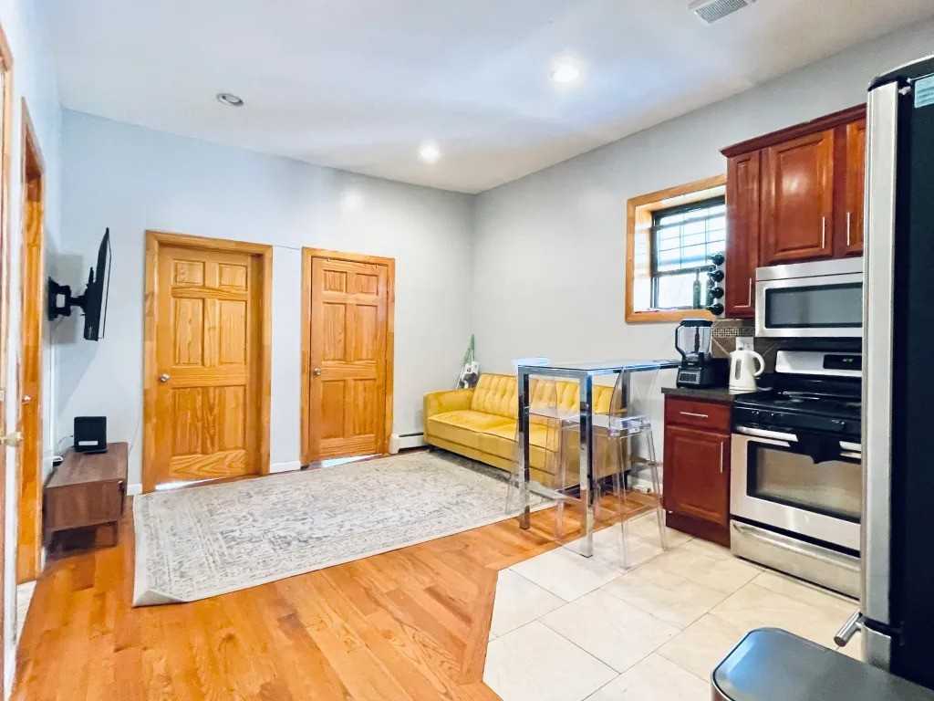 Private Bedroom in 4 Bedroom/1 Bathroom Home - Photo 2 of 8