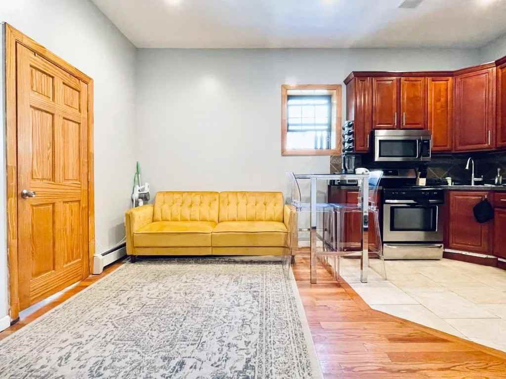 Private Bedroom in 4 Bedroom/1 Bathroom Home - Photo 3 of 8