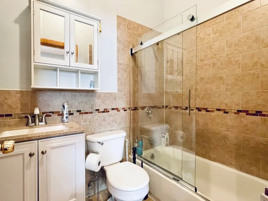 Private Bedroom in 4 Bedroom/1 Bathroom Home - Photo 4 of 8