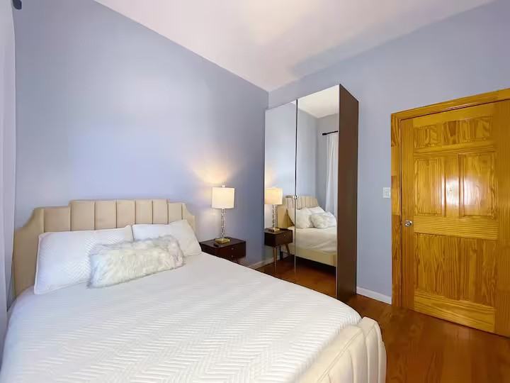 Private Bedroom in 4 Bedroom/1 Bathroom Home - Photo 5 of 8