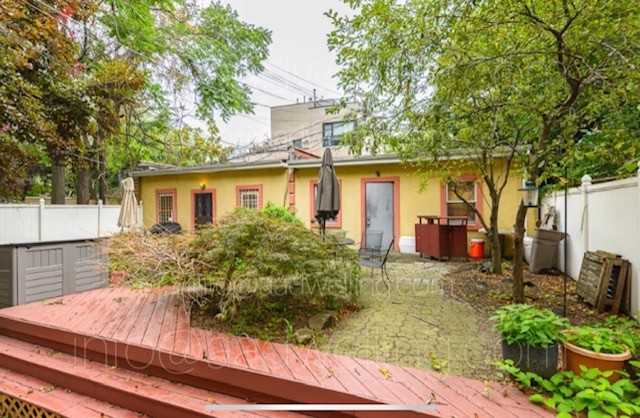 Private Bedroom in 5 Bedroom/2 Bathroom Home - Photo 5 of 9