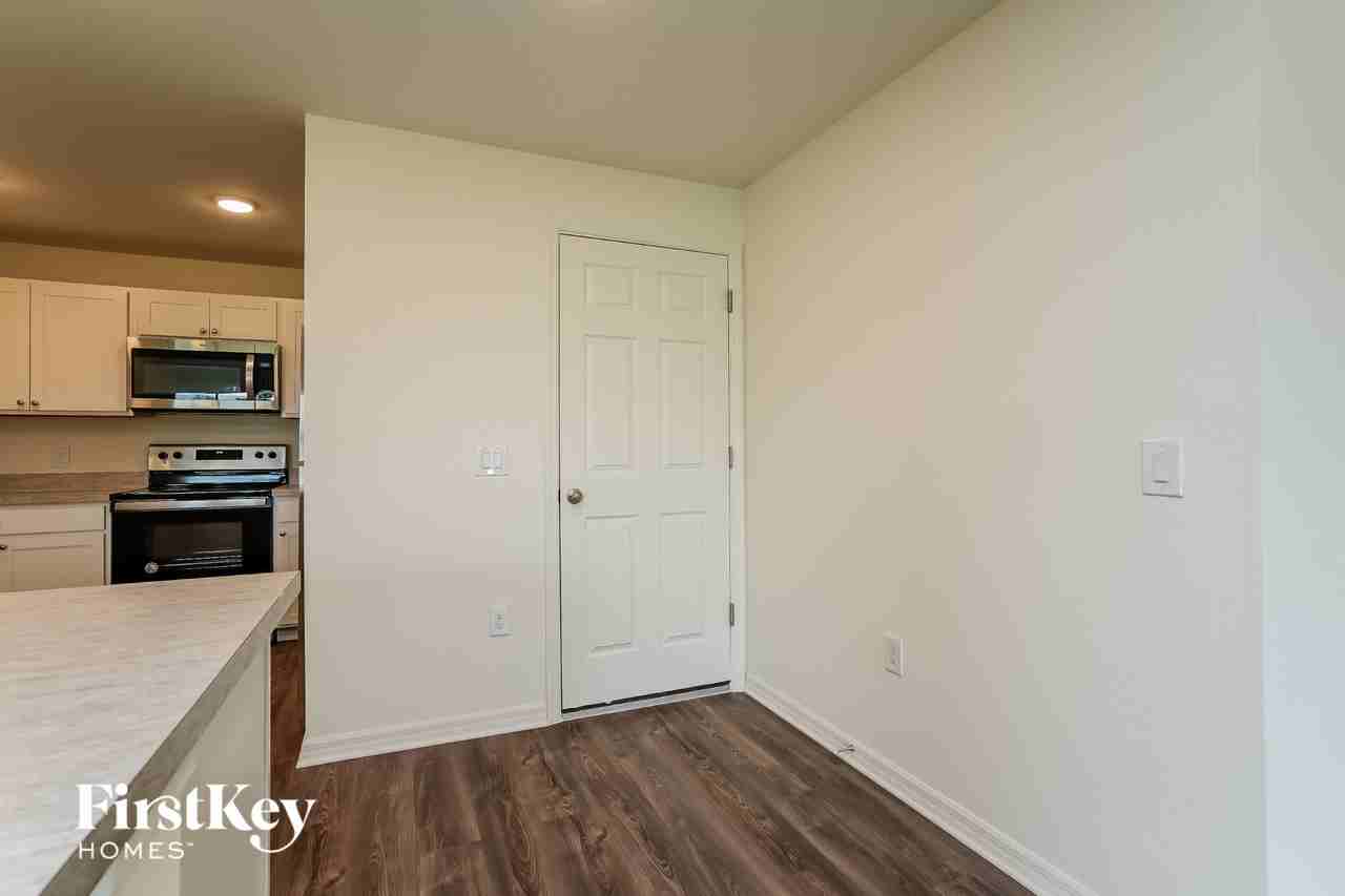 2204 Ne 22nd Pl - Photo 5 of 15