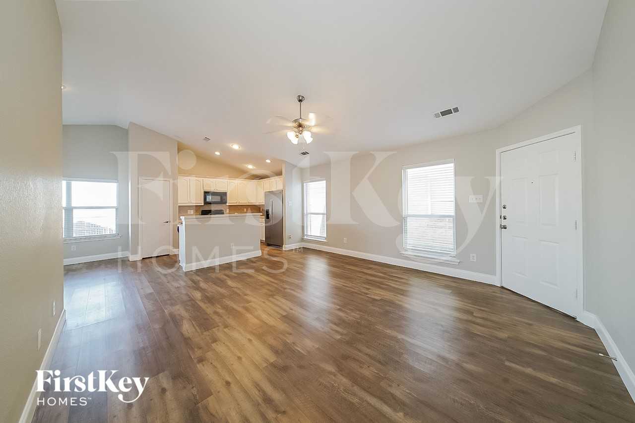 6412 Regina Dr - Photo 4 of 15