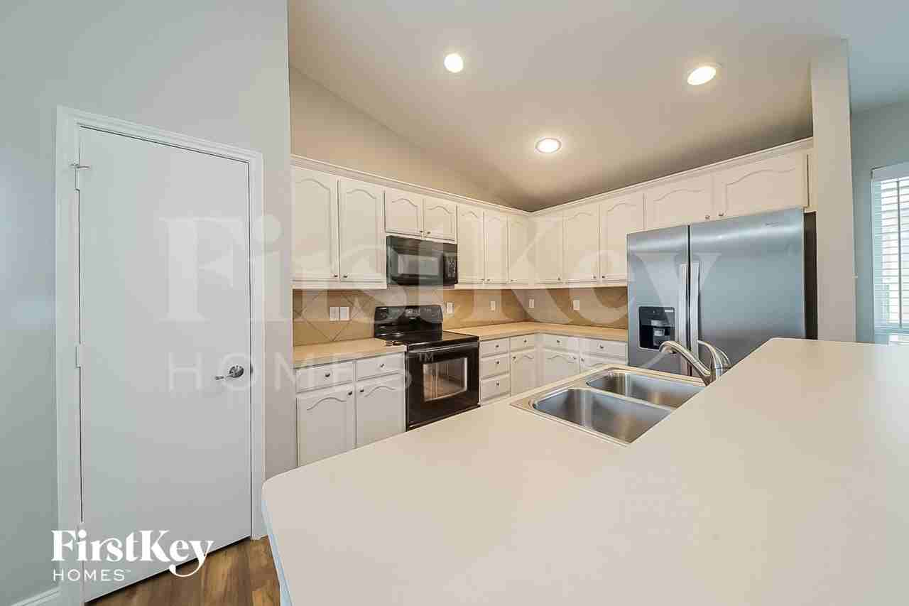 6412 Regina Dr - Photo 5 of 15