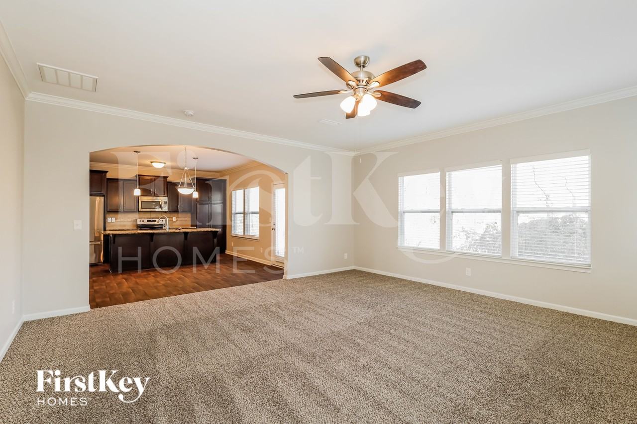 2080 Lake Vista Dr - Photo 3 of 15