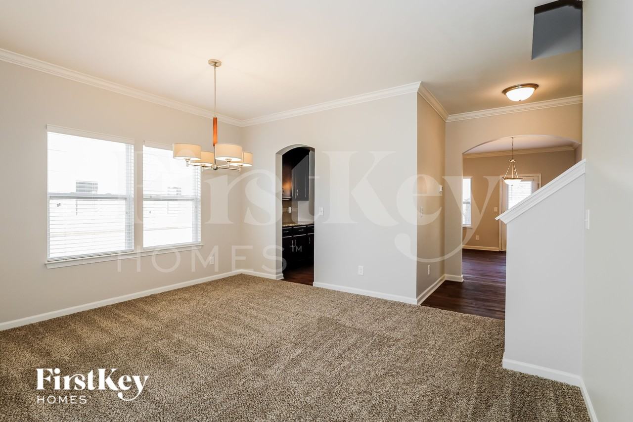 2080 Lake Vista Dr - Photo 4 of 15