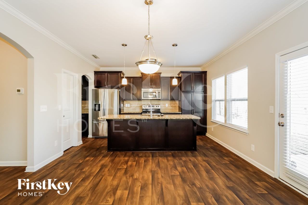 2080 Lake Vista Dr - Photo 5 of 15