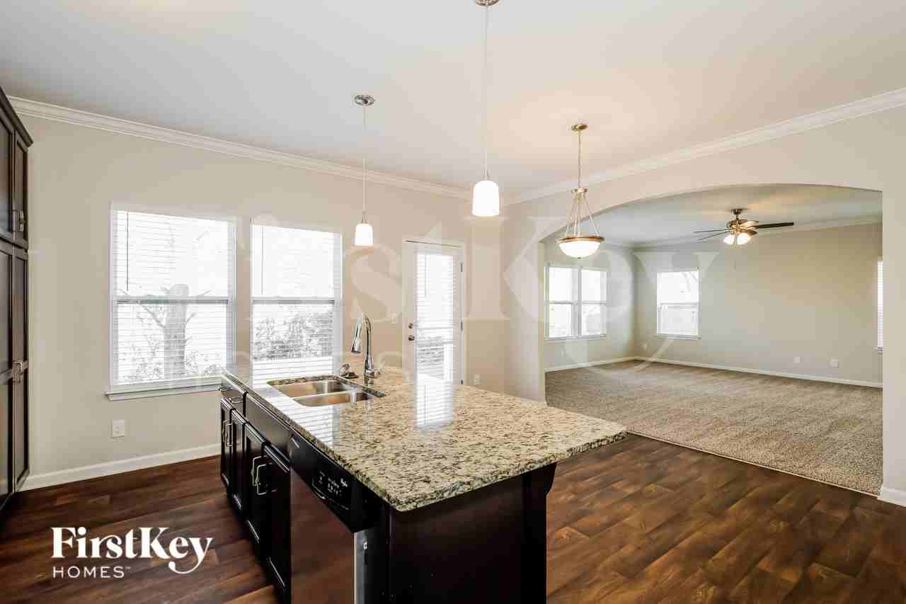 2080 Lake Vista Dr - Photo 7 of 15