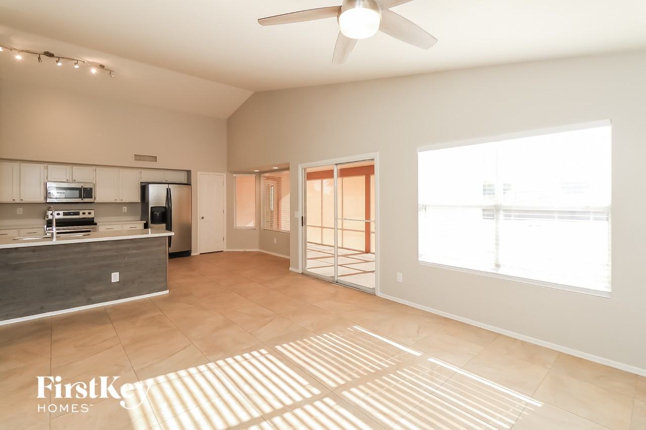 12557 W Holly St - Photo 2 of 15