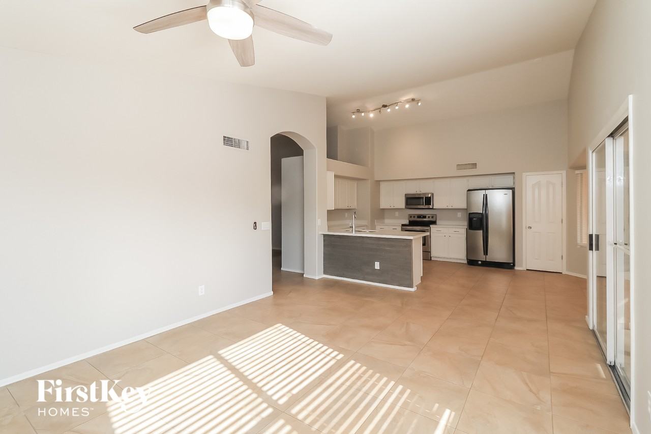 12557 W Holly St - Photo 3 of 15