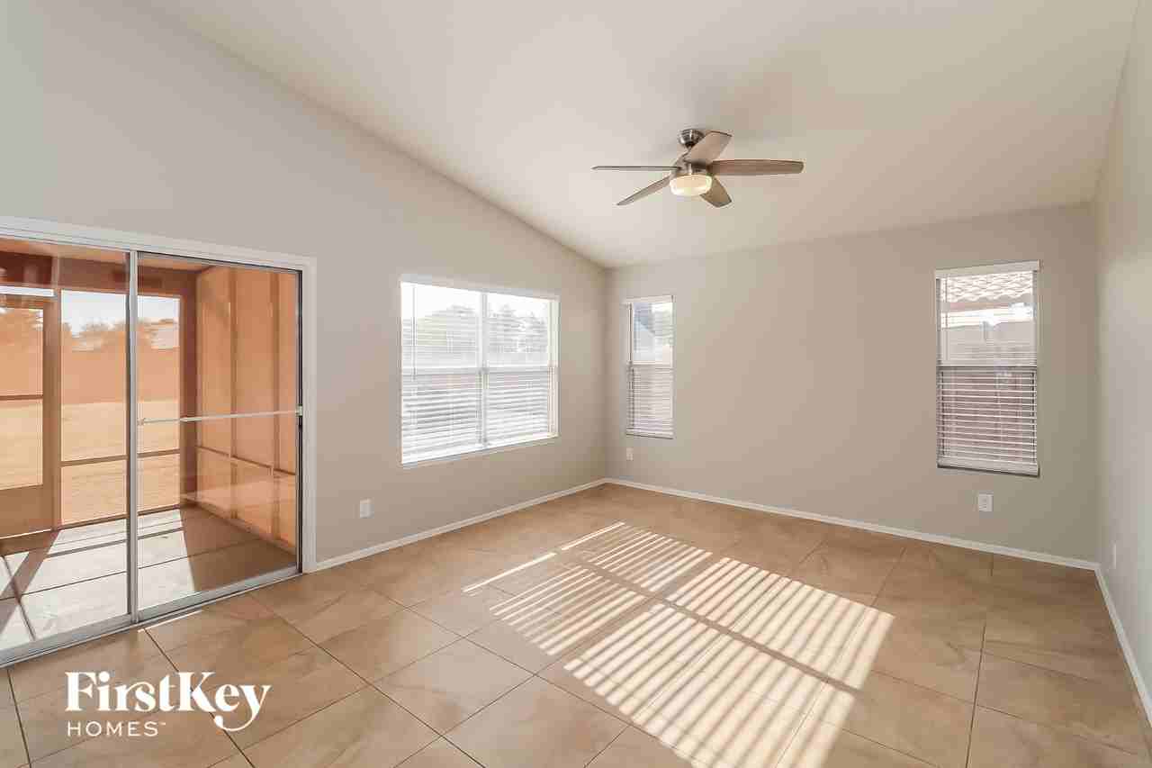 12557 W Holly St - Photo 4 of 15