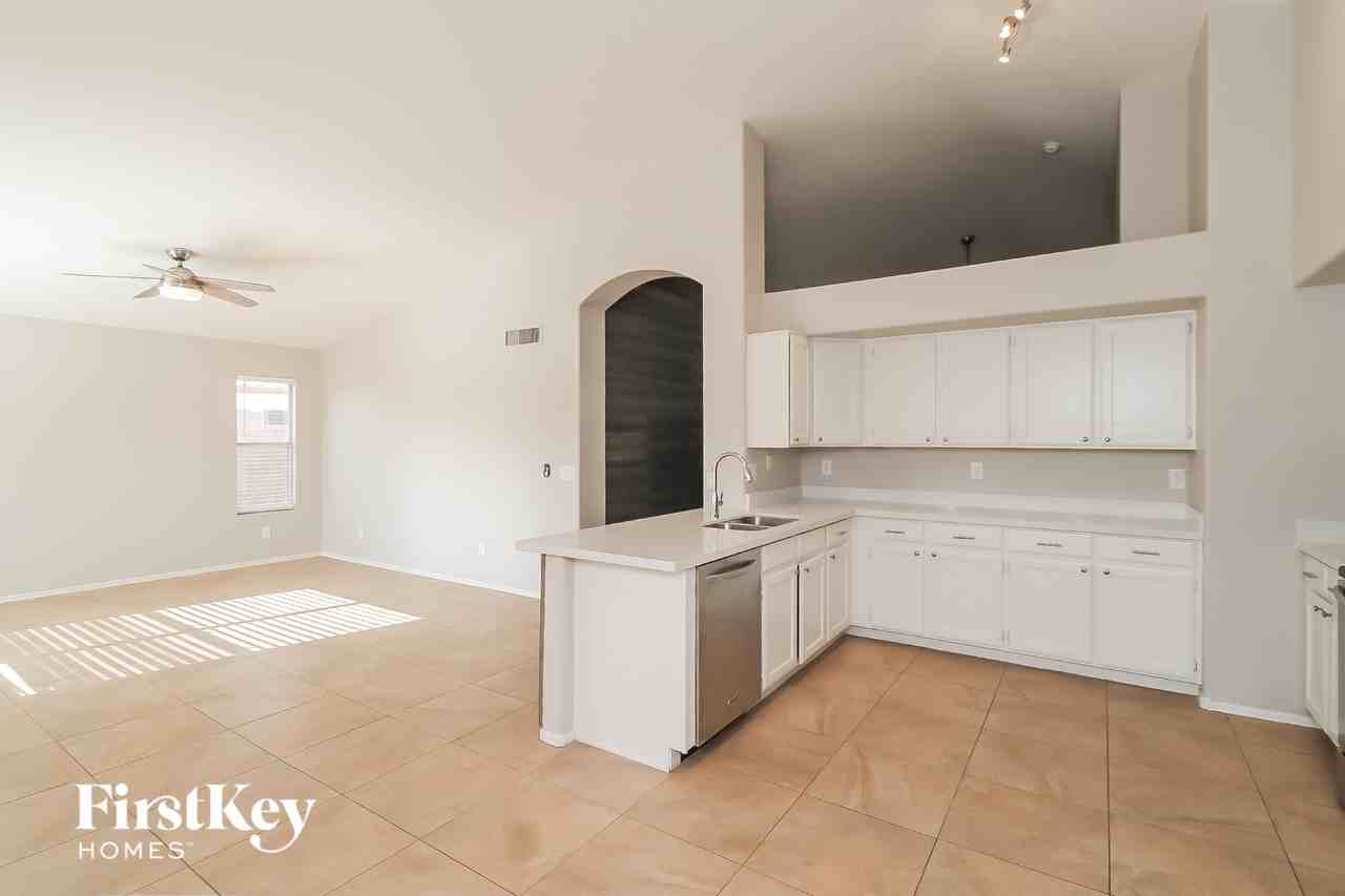 12557 W Holly St - Photo 5 of 15